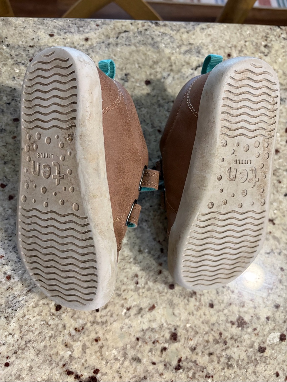 Bundle of 2- TEN LITTLES SHOES - Picture 3 of 6